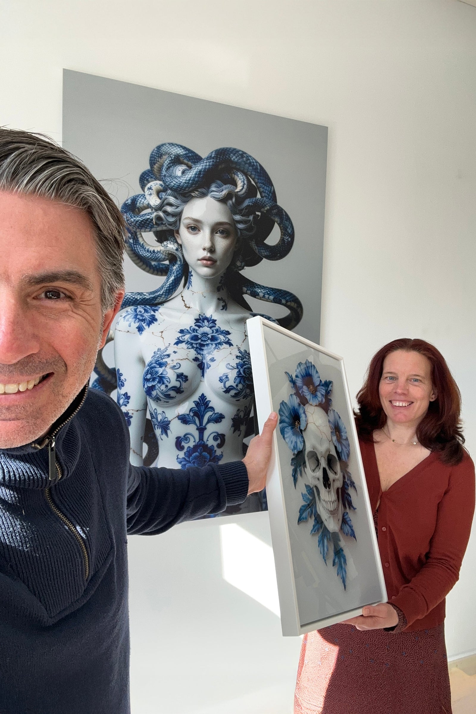 Rem van den Bosch en Anaela Strutz aka Hendrik Skullman en Isadora Skullheart tonen skull art en statement wall art op silver mirror in SkullBloom interieur