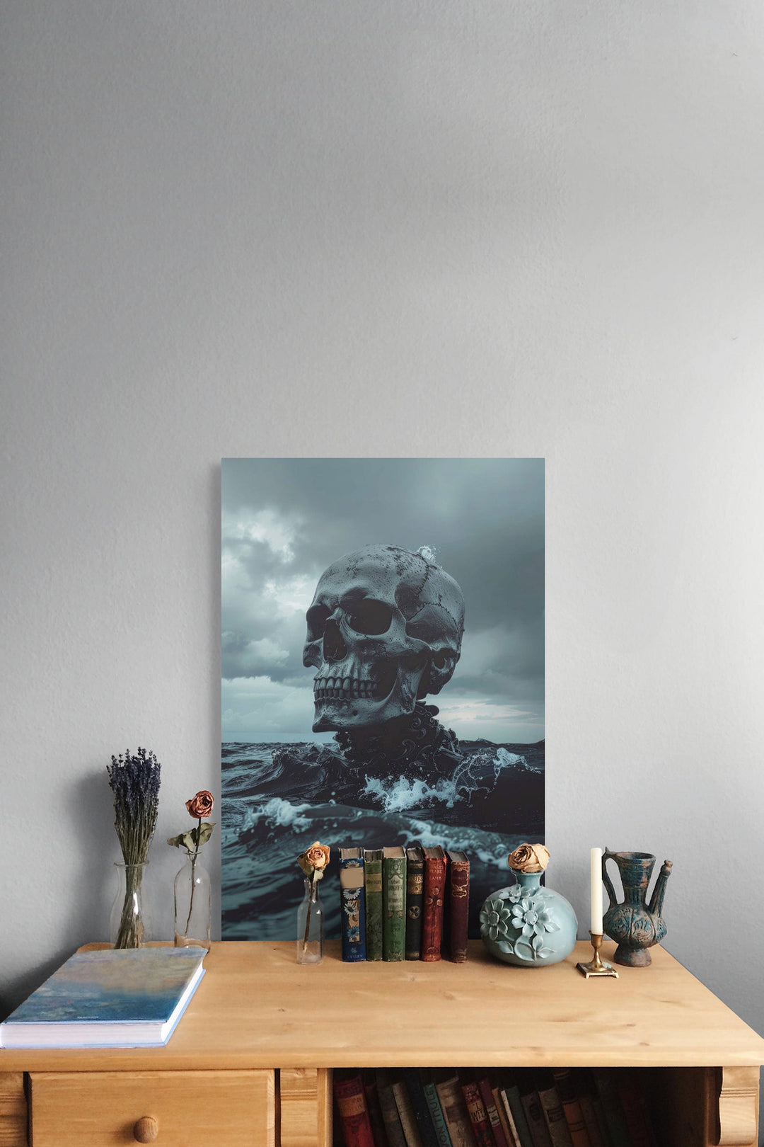 Donker Skullbloom kunstwerk met schedel tussen golven in werkruimte