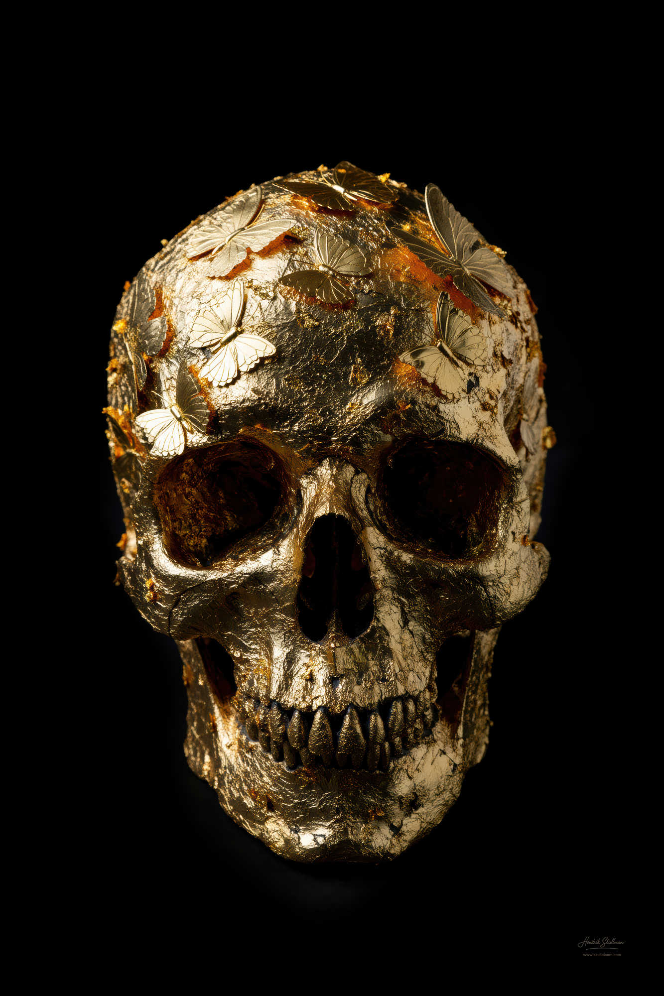 Luxe skull kunstwerk met bladgoud en vlinders op zwarte achtergrond – SkullBloom Gold