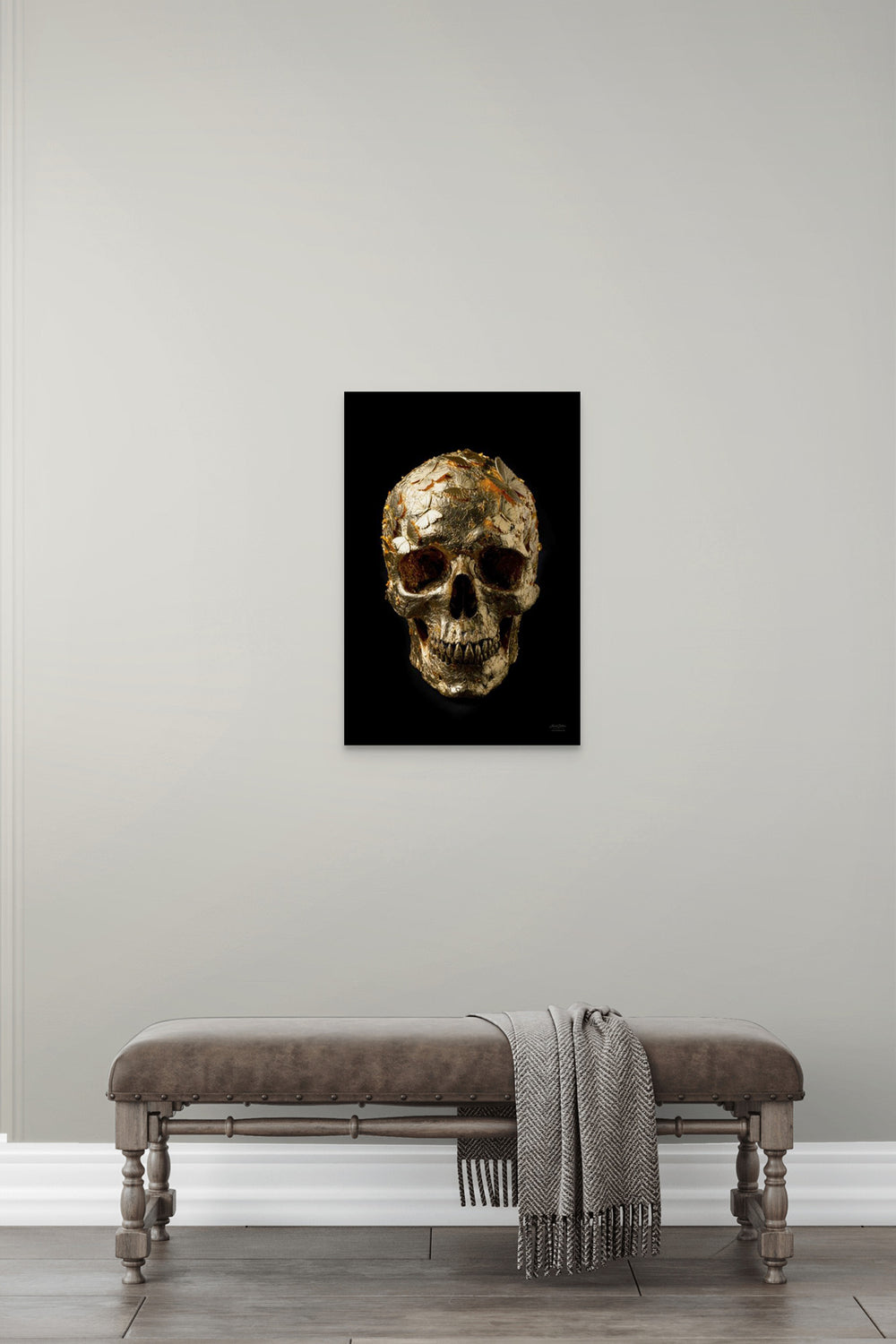 Gold SkullBloom kunstwerk met gouden schedel aan de muur in moderne ruimte
