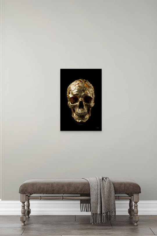 Gold SkullBloom kunstwerk met gouden schedel aan de muur in moderne ruimte