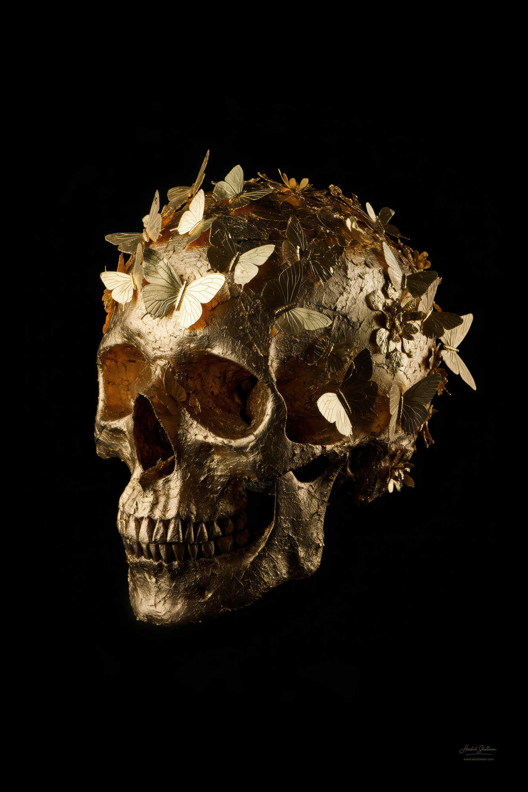Gouden schedel met bladgoud en vlinders op zwarte achtergrond – Skullbloom Gold